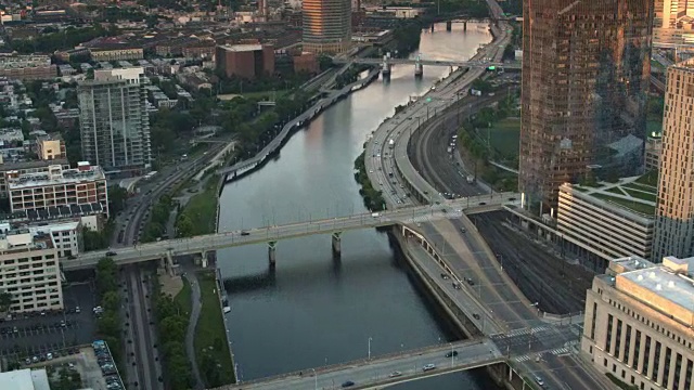 日出时宾夕法尼亚州费城斯古吉尔河上空的天线视频素材
