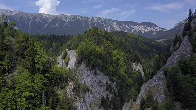 罗马尼亚Brașov县Zărnești峡谷，一架无人机飞过山脉，飞向Piatra Crailului视频素材