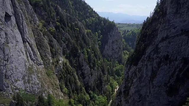 一架无人机在罗马尼亚Brașov县Zărnești峡谷的群山之间飞行视频素材