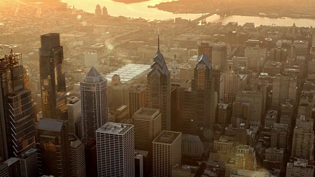 升起的太阳照亮了宾夕法尼亚州费城的航拍视频素材