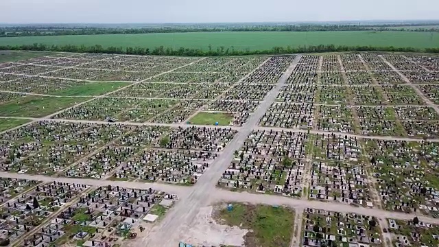 一个巨大的墓碑墓地上空的空中，是为了纪念退伍军人视频下载