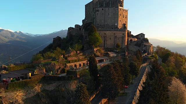 航拍:飞越坐落在意大利都灵山顶上的中世纪修道院视频素材