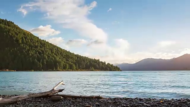 4K时间流逝缩小镜头:新西兰南岛的泰卡波湖。视频素材