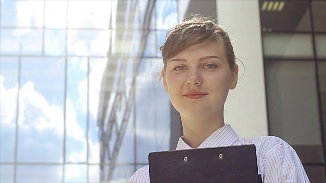 成功商业女性在工作中的肖像视频素材