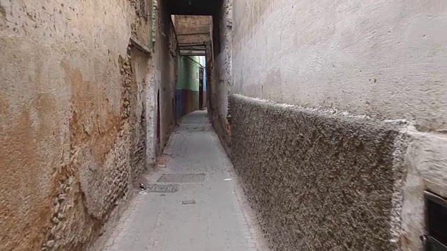 第一个镜头，POV在摩洛哥非斯麦地那行走视频下载