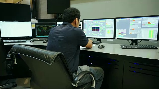 男性亚洲工程师正在控制室工作视频下载