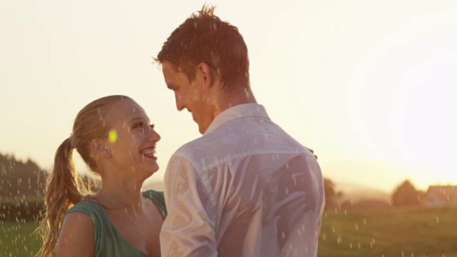 镜头光晕:可爱的白人夫妇在风景如画的夏日乡村跳舞视频素材