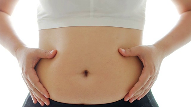 女人超重检查腹部脂肪视频素材