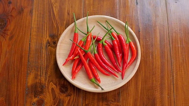 木桌上的红辣椒是用来做辛辣食物的视频下载