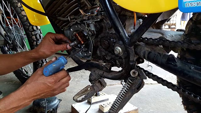 修理工正在修理摩托车的电气系统。视频素材