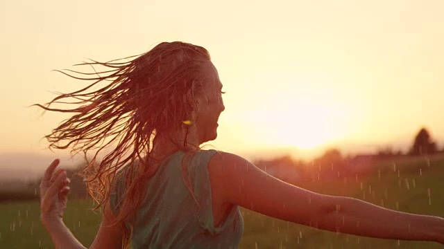 快乐的金发女孩在雨中跳舞，享受她在乡村的夜晚视频下载
