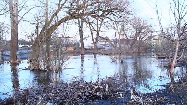 春雪融水时镇上河水泛滥。自然灾害视频素材