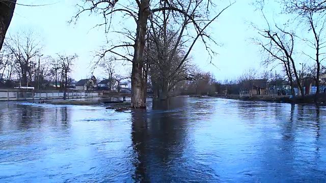 春雪融水时镇上河水泛滥。自然灾害视频素材