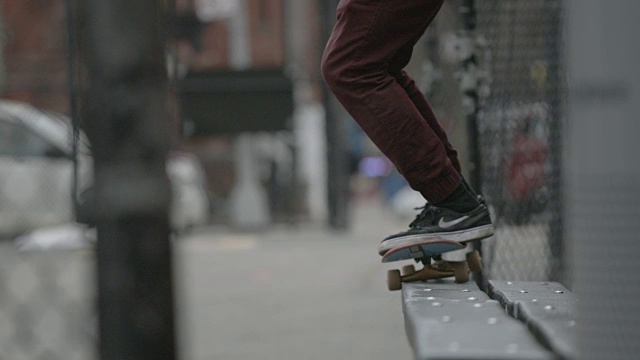 一个年轻的混合种族男子滑板的特写镜头。视频素材