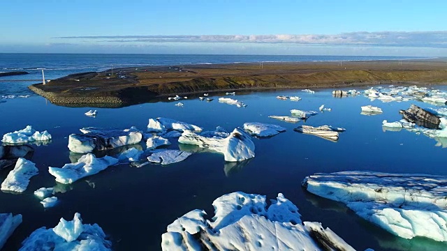 4K空中电影飞越冰川碎片泻湖，冰岛Jokulsarlon视频素材
