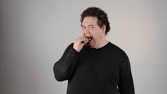吃薯片的搞笑男人。视频下载