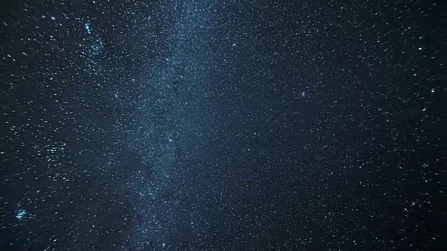 银河系的全景与陨石雨和一瞥通过宇宙空间和其他星系视频下载