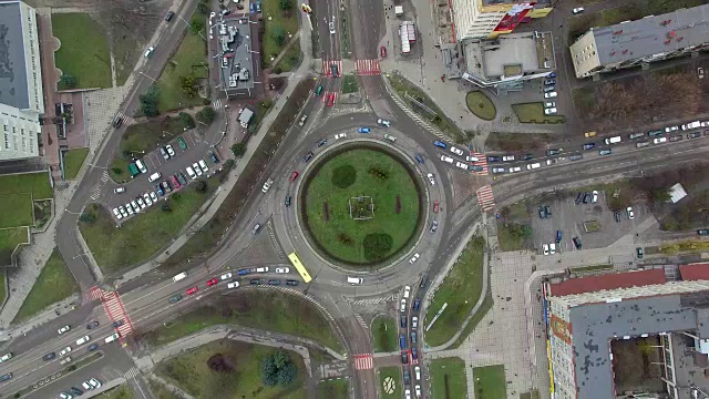 汽车在城市街道的环形道路上行驶的高空鸟瞰图视频素材