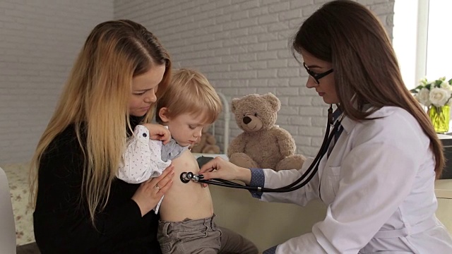 儿科医生用听诊器检查孩子。视频下载
