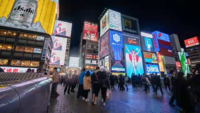 4k时光流逝:在日本大阪道顿堀，人们走在夜间购物街上视频素材