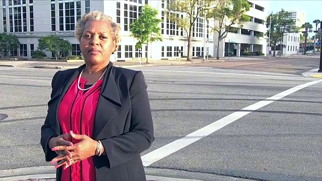 成熟的非裔美国女商人在城市街头视频素材