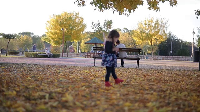 孩子在公园里吃糖果视频下载