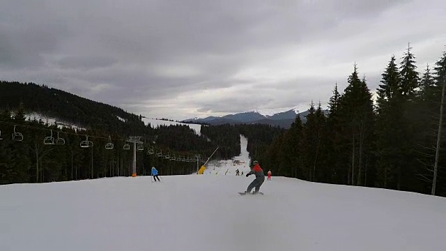 滑雪者从山坡上滑下。视频素材