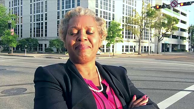 成熟的非裔美国女商人在城市街头视频素材