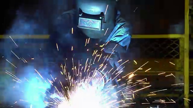产业工人正在汽车厂焊接汽车零件视频素材