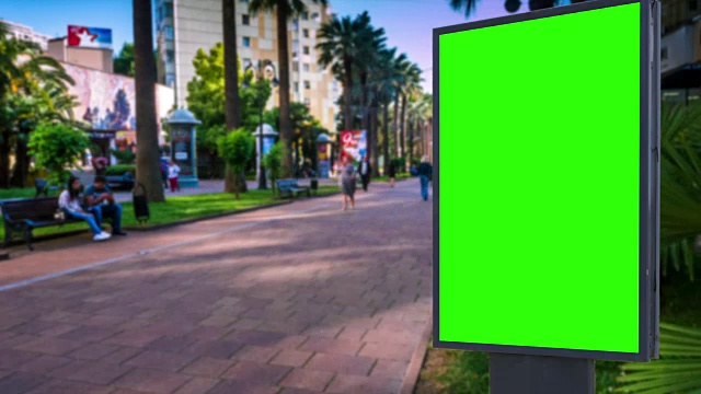 以城市街道为背景的绿色广告牌视频下载
