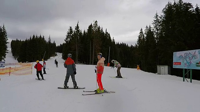 在山坡上滑雪。视频下载