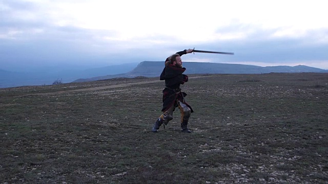 清晨，骑士在群山的背景下击剑视频下载
