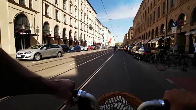 慕尼黑马克西米兰大街上，一名男子骑着折叠自行车视频素材