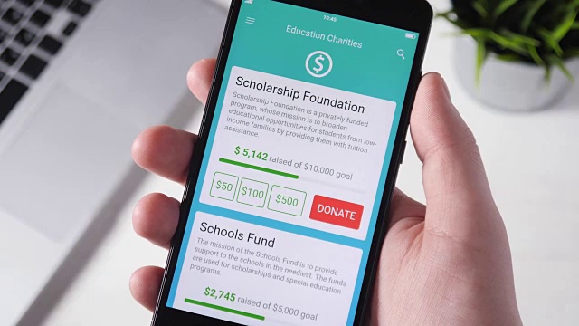 使用智能手机应用向教育机构进行慈善捐赠视频下载