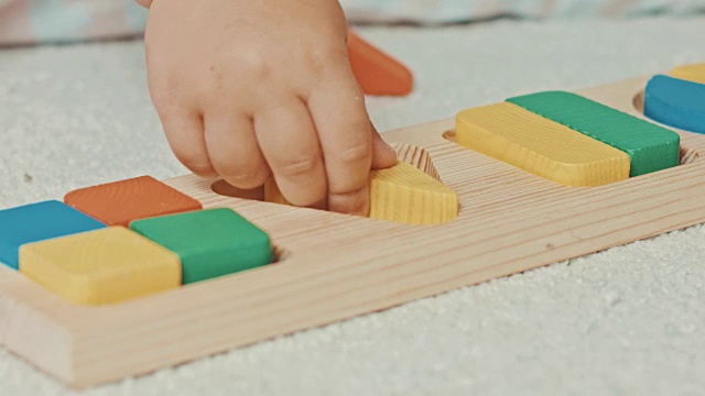 孩子玩的木制玩具婴儿分类与几何图形视频素材