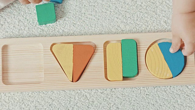 孩子玩的木制玩具婴儿分类与几何图形。前视图。高速视频素材