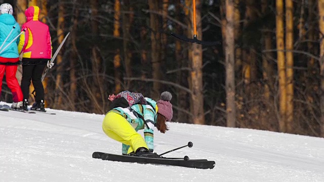 业余滑雪女孩下坡视频素材