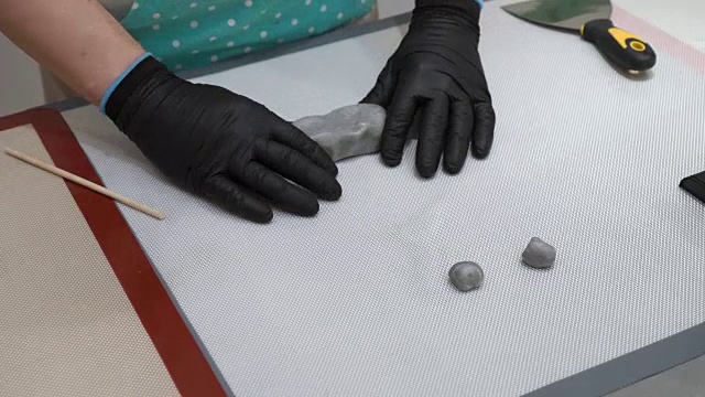 手工制作焦糖糖块成型工艺视频素材