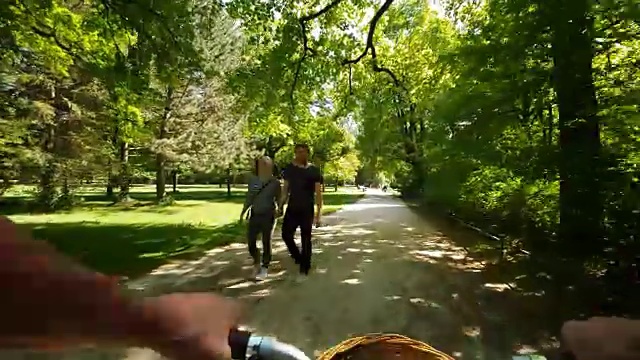 男子在公园里骑折叠自行车视频素材