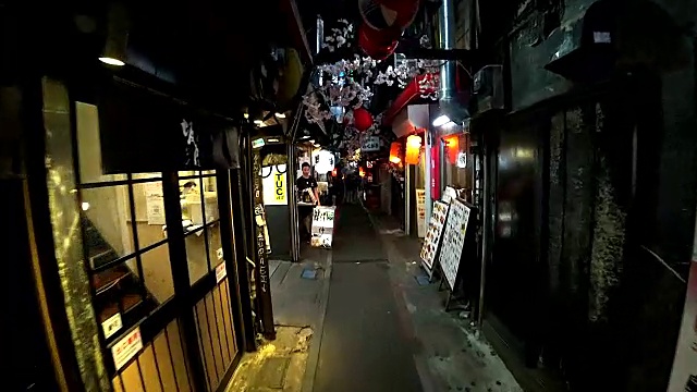 东京新宿传统美食街的个人视角。视频下载
