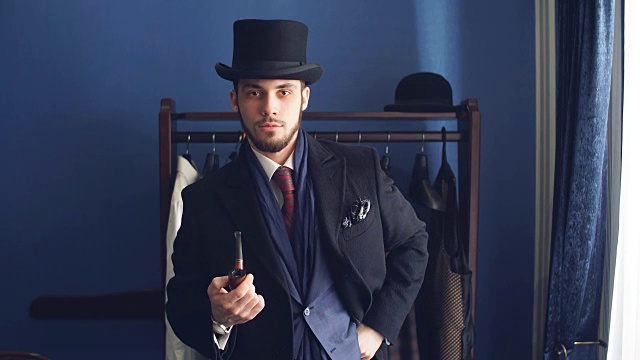 肖像有吸引力的男人在黑色外套和时髦的西装室内裁缝视频下载
