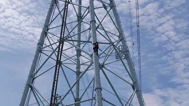 图为安山西瓦霍的工人爬上高压塔视频下载