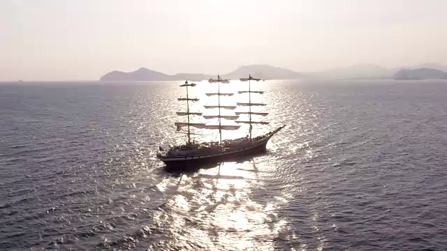 釜山海云台海滩(韩国著名海滩)附近的海上帆船视频素材