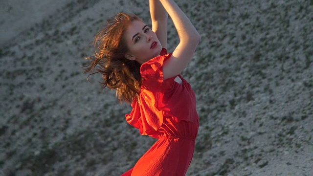 穿红衣服的女孩迎着风和阳光视频素材