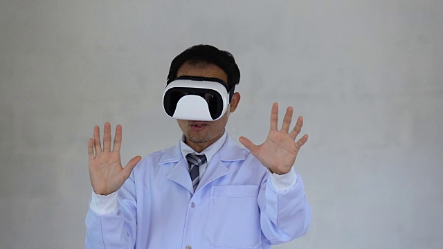 未来的医疗技术。医生使用眼镜现实与增强现实技术进行分析。视频素材