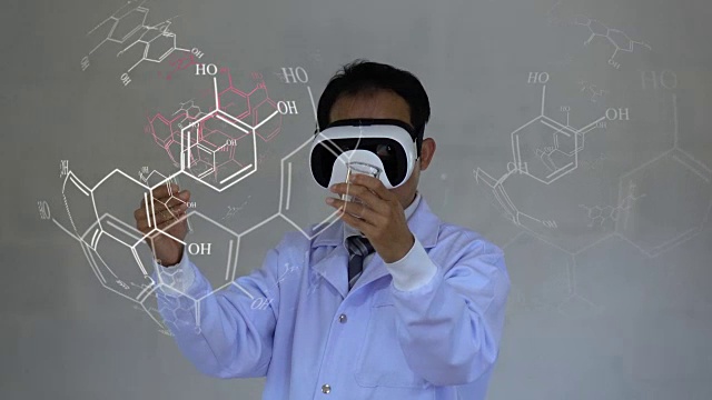 未来的医疗技术。医生使用眼镜现实与增强现实技术进行分析。视频素材