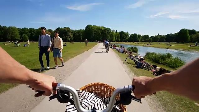 在城市公园里骑折叠自行车的人视频素材