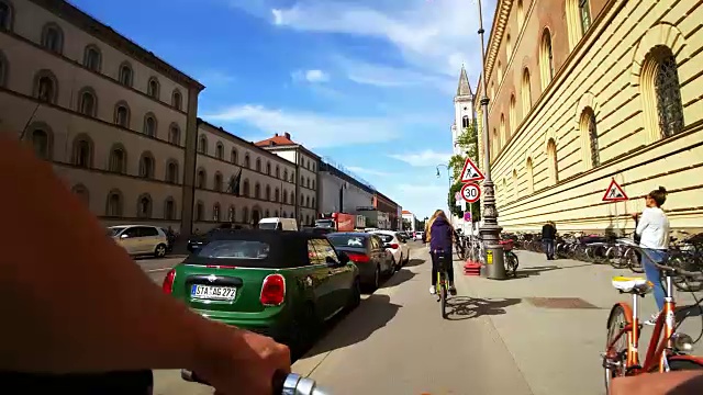 在慕尼黑路德维希大街上，一名男子骑着折叠自行车视频素材