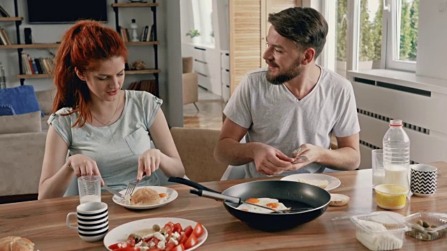 幸福的夫妻享受早餐时间，早上交流。视频素材