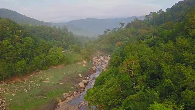 森林景观，河流和山脉在多云的一天在泰国，东南亚视频素材